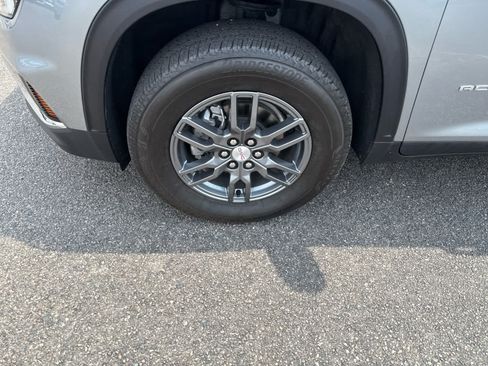 Certified 2025 GMC Acadia Elevation AWD/4WD image 9
