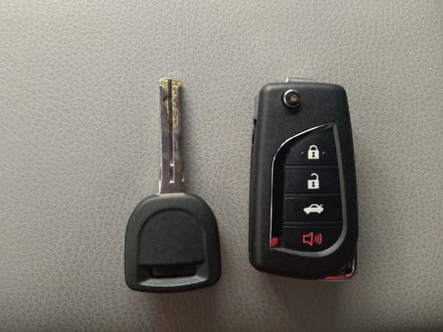 Used 2018 Toyota Camry LE image 32