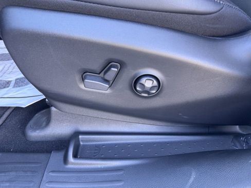 New 2024 Chrysler Pacifica Limited w/ Uconnect Theater Family Group image 11