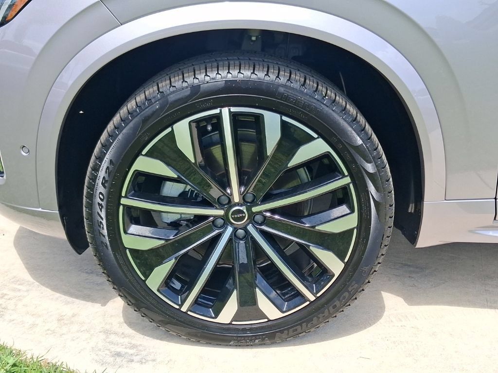 Certified 2026 Volvo XC90 B6 Plus AWD/4WD image 3
