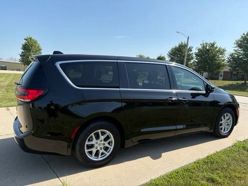 Used 2024 Chrysler Pacifica Touring-L FWD image 4
