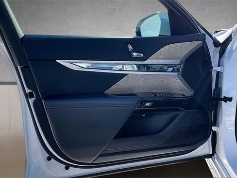 Used 2023 BMW 760i xDrive image 17