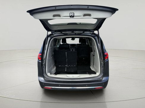 Used 2023 Chrysler Pacifica Touring-L FWD image 9