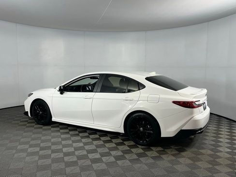 Used 2025 Toyota Camry SE image 9