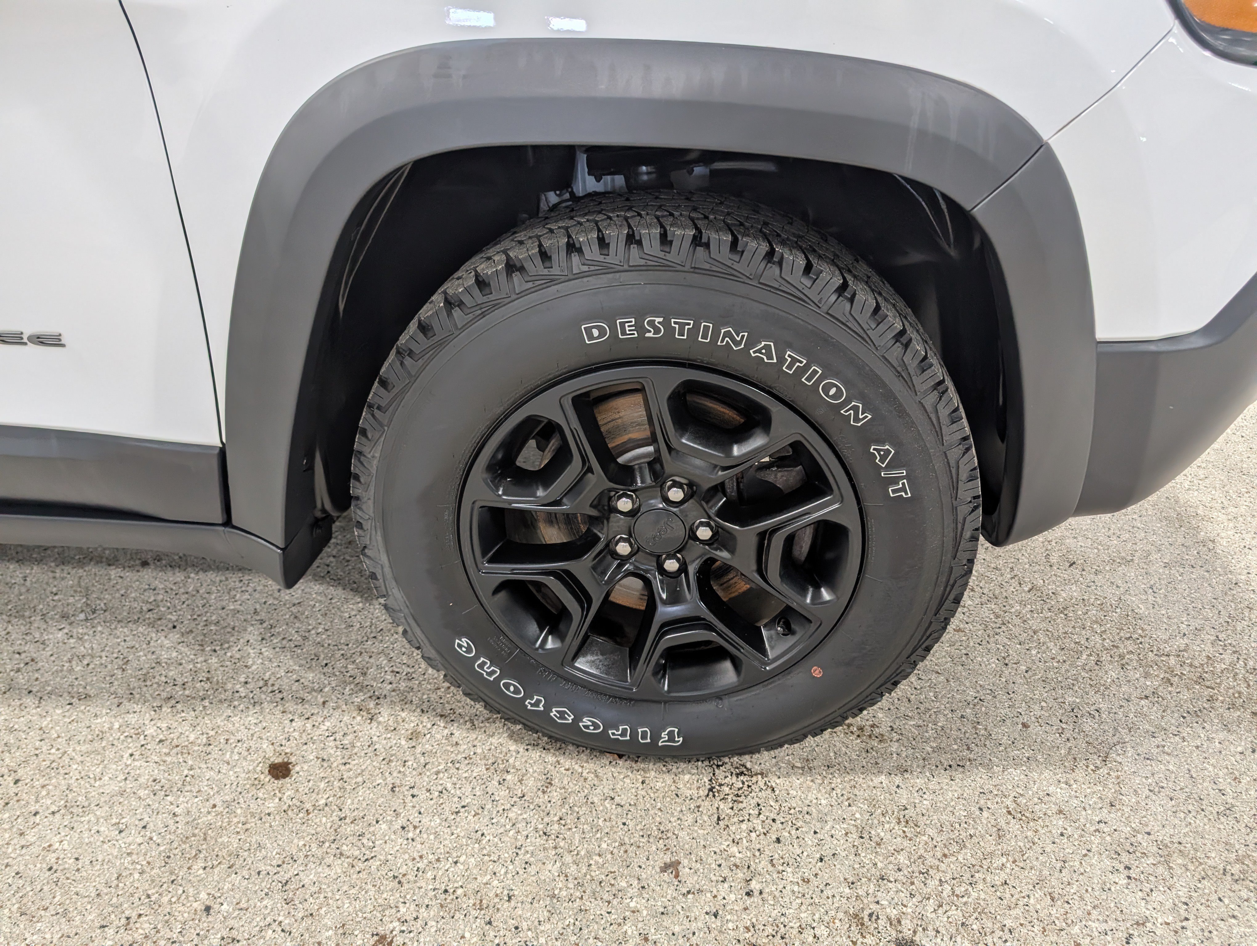Used 2020 Jeep Cherokee Trailhawk w/ Comfort/Convenience Group AWD/4WD image 13