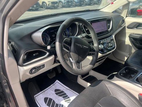 Used 2022 Chrysler Pacifica Touring-L FWD image 14