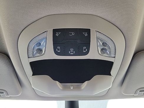 Used 2024 Chrysler Pacifica Touring-L image 19