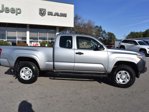 Used 2017 Toyota Tacoma 2WD Access Cab image 10