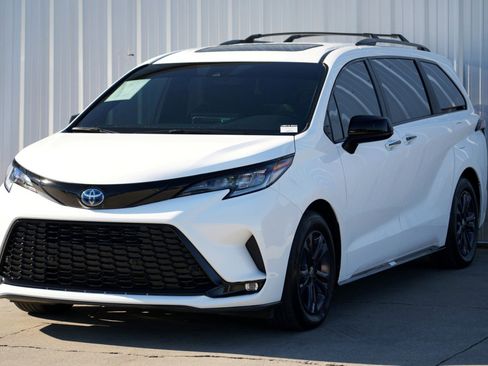 Used 2025 Toyota Sienna XSE w/ XSE Plus Package image 50