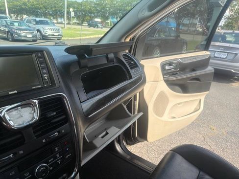 Used 2014 Chrysler Town & Country Limited w/ Luxury Group FWD image 40