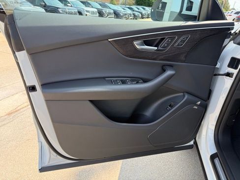 Used 2023 Audi Q8 Premium image 8