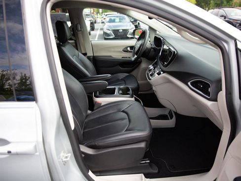 Used 2024 Chrysler Pacifica Touring-L FWD image 24