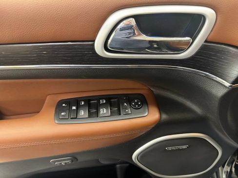 Used 2019 Jeep Grand Cherokee Summit AWD/4WD image 28