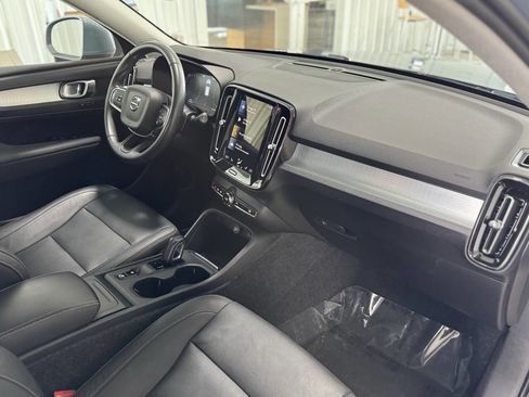 Used 2021 Volvo XC40 T5 Momentum image 9