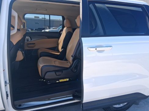 Used 2024 Kia Carnival LX image 15