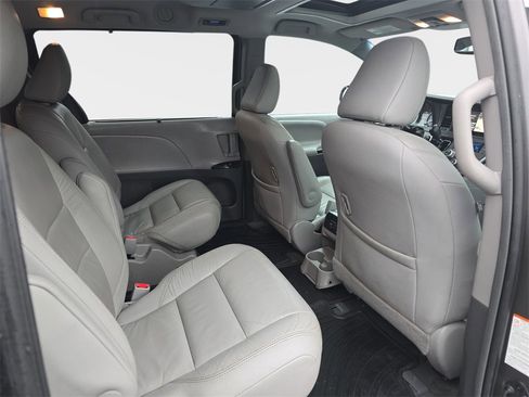 Used 2015 Toyota Sienna XLE Premium image 11