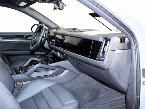 Certified 2024 Porsche Cayenne Coupe image 24