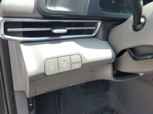 Certified 2025 Hyundai Elantra SE FWD image 14