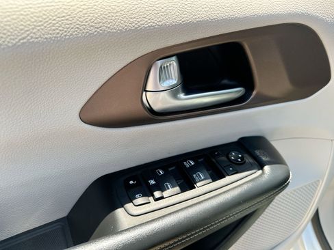 Used 2023 Chrysler Voyager LX image 19