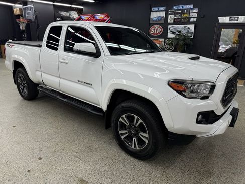 Used 2018 Toyota Tacoma TRD Sport AWD/4WD image 7