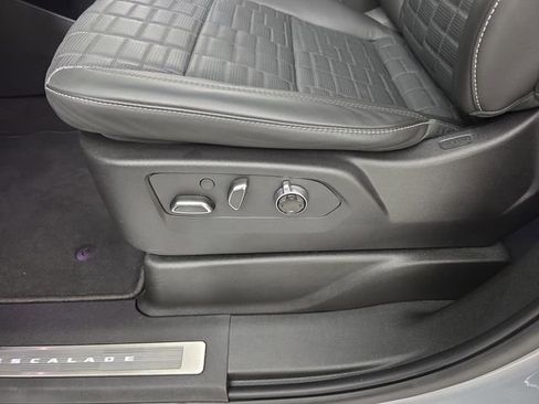 Certified 2025 Cadillac Escalade ESV Premium Luxury Platinum AWD/4WD image 18