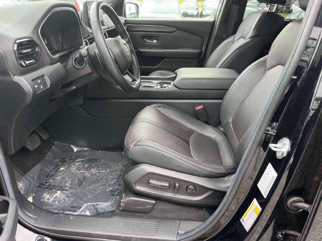 Used 2025 Honda Pilot Black Edition image 17