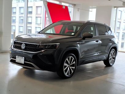 Used 2023 Volkswagen Taos SE w/ Panoramic Sunroof Package