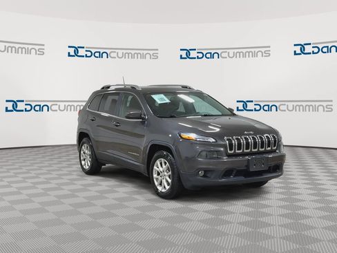 Used 2016 Jeep Cherokee Latitude w/ Cold Weather Group AWD/4WD image 2