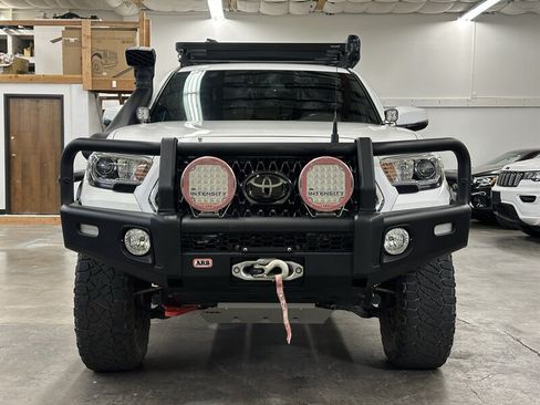 Used 2018 Toyota Tacoma TRD Off-Road AWD/4WD image 9