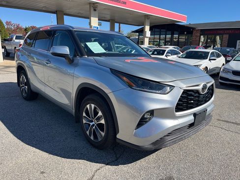 Used 2021 Toyota Highlander XLE image 4