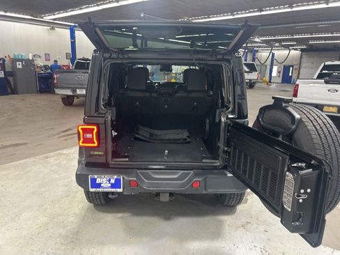 Used 2020 Jeep Wrangler Unlimited Sahara AWD/4WD image 5