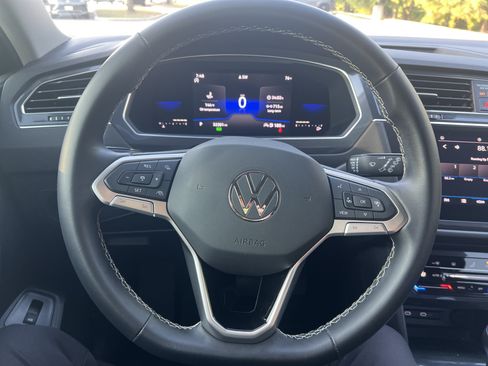 Certified 2022 Volkswagen Tiguan SE FWD image 15