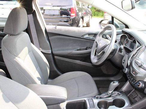 Used 2017 Chevrolet Cruze LT w/ Convenience Package FWD image 11