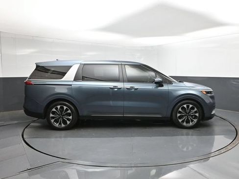 Used 2024 Kia Carnival EX FWD image 11