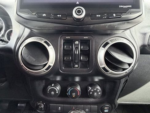 Used 2016 Jeep Wrangler Unlimited Sahara image 15