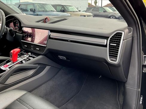 Used 2023 Porsche Cayenne Coupe image 17
