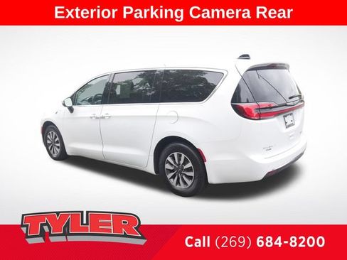 Used 2023 Chrysler Pacifica Touring-L FWD image 5