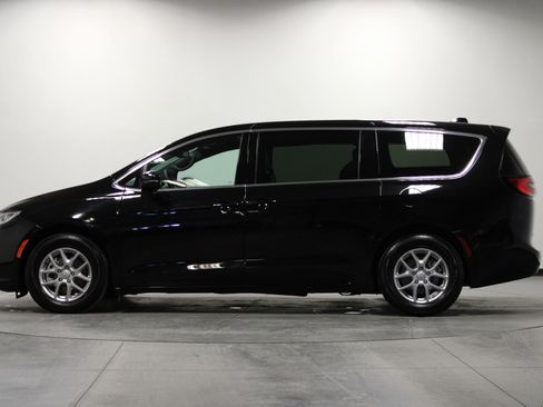 Used 2025 Chrysler Pacifica Select image 7