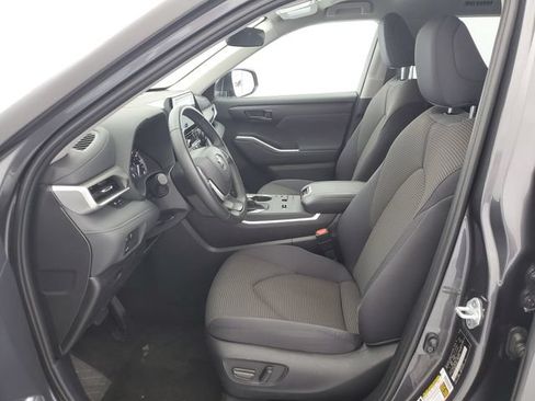 Used 2025 Toyota Highlander LE FWD image 20