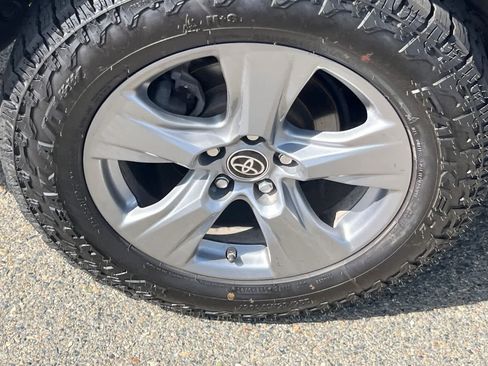 Used 2022 Toyota RAV4 LE image 17