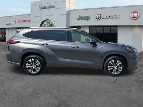 Used 2021 Toyota Highlander XLE AWD/4WD image 8