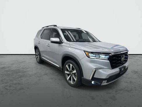 Used 2025 Honda Pilot Touring image 6