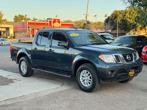 Used 2017 Nissan Frontier SV image 2
