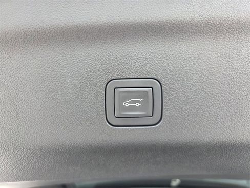 Used 2025 Chevrolet Suburban Premier image 12