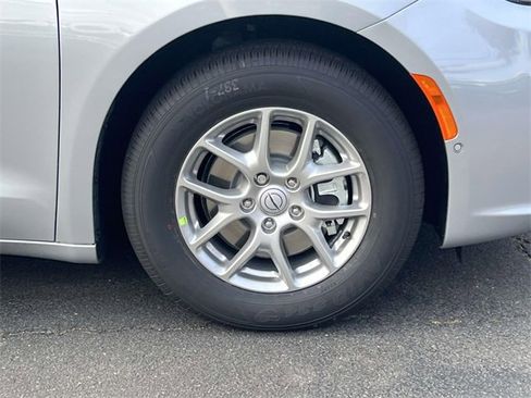 New 2026 Chrysler Pacifica Select image 8