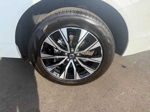 Used 2025 Volvo XC60 B5 Plus image 8