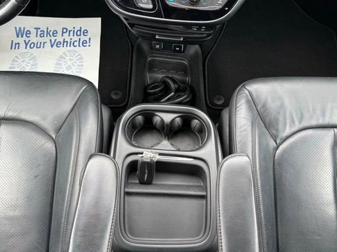 Used 2020 Chrysler Pacifica Touring-L image 19