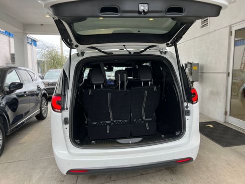 Used 2025 Chrysler Pacifica Limited image 33