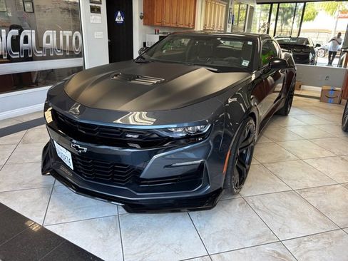 Used 2019 Chevrolet Camaro SS RWD image 4