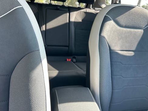 Certified 2025 Volkswagen Taos SE w/ Panoramic Sunroof Package FWD image 38
